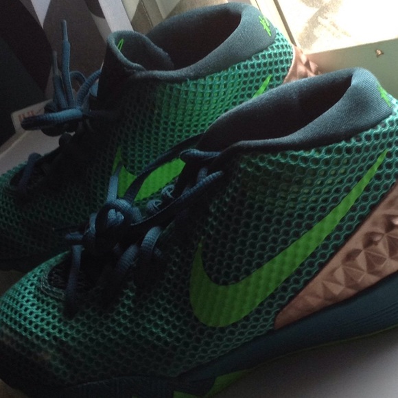 Kyrie Irving basketball shoes - Picture 2 of 4
